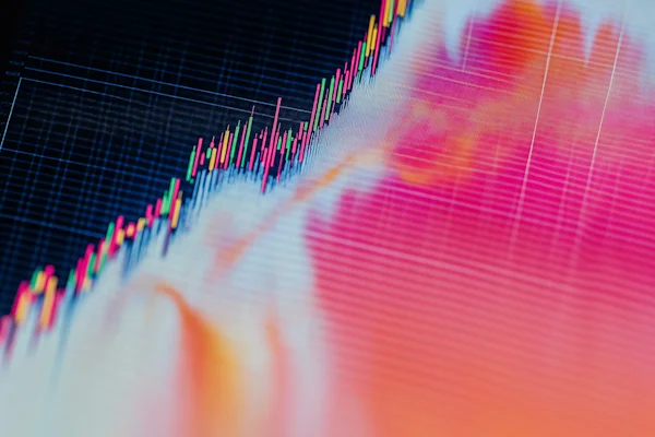 Analystes financiers examinant des données et graphiques de marché sur plusieurs écrans